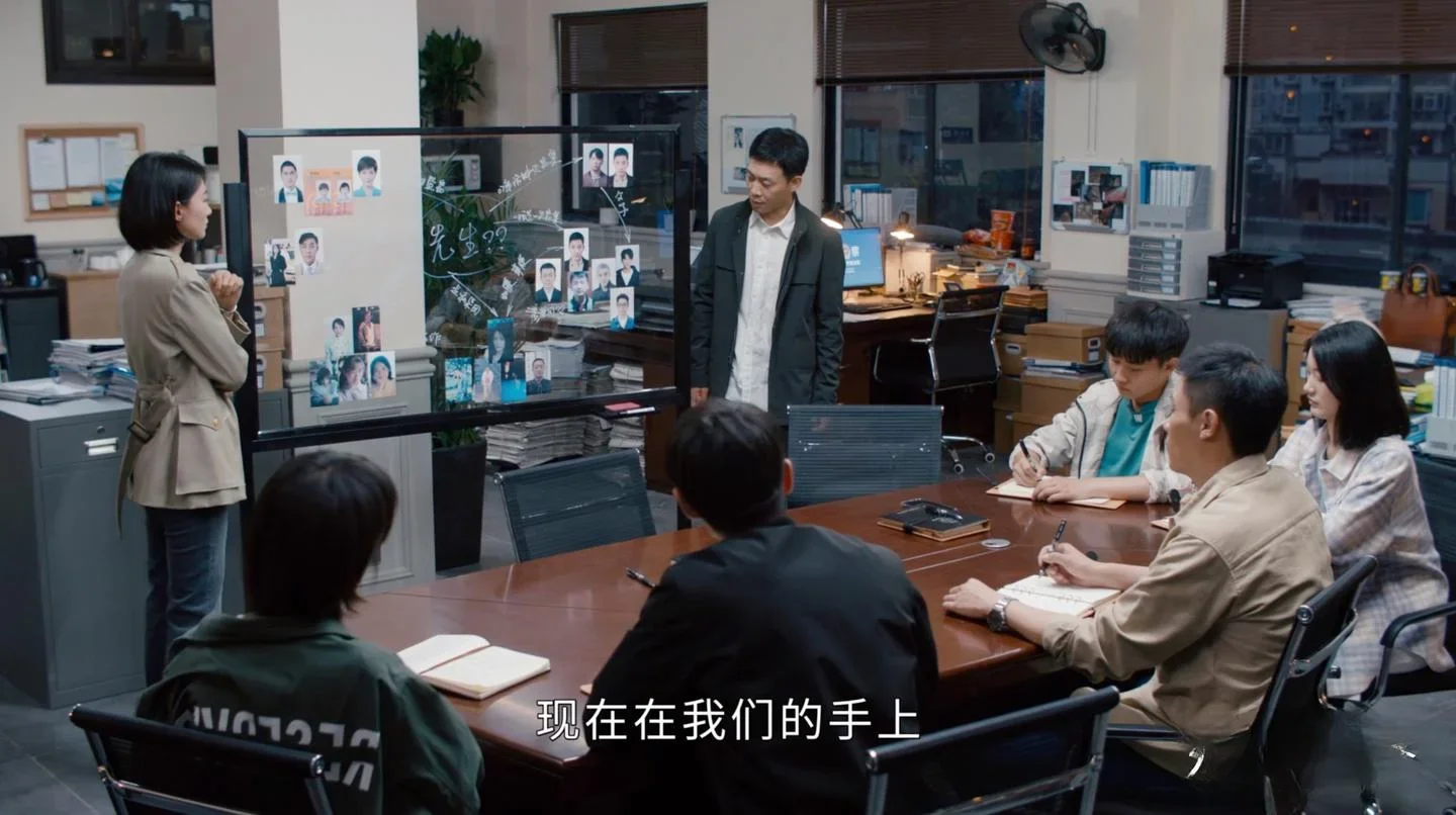 《重生之门》里警察在白板上梳理案情