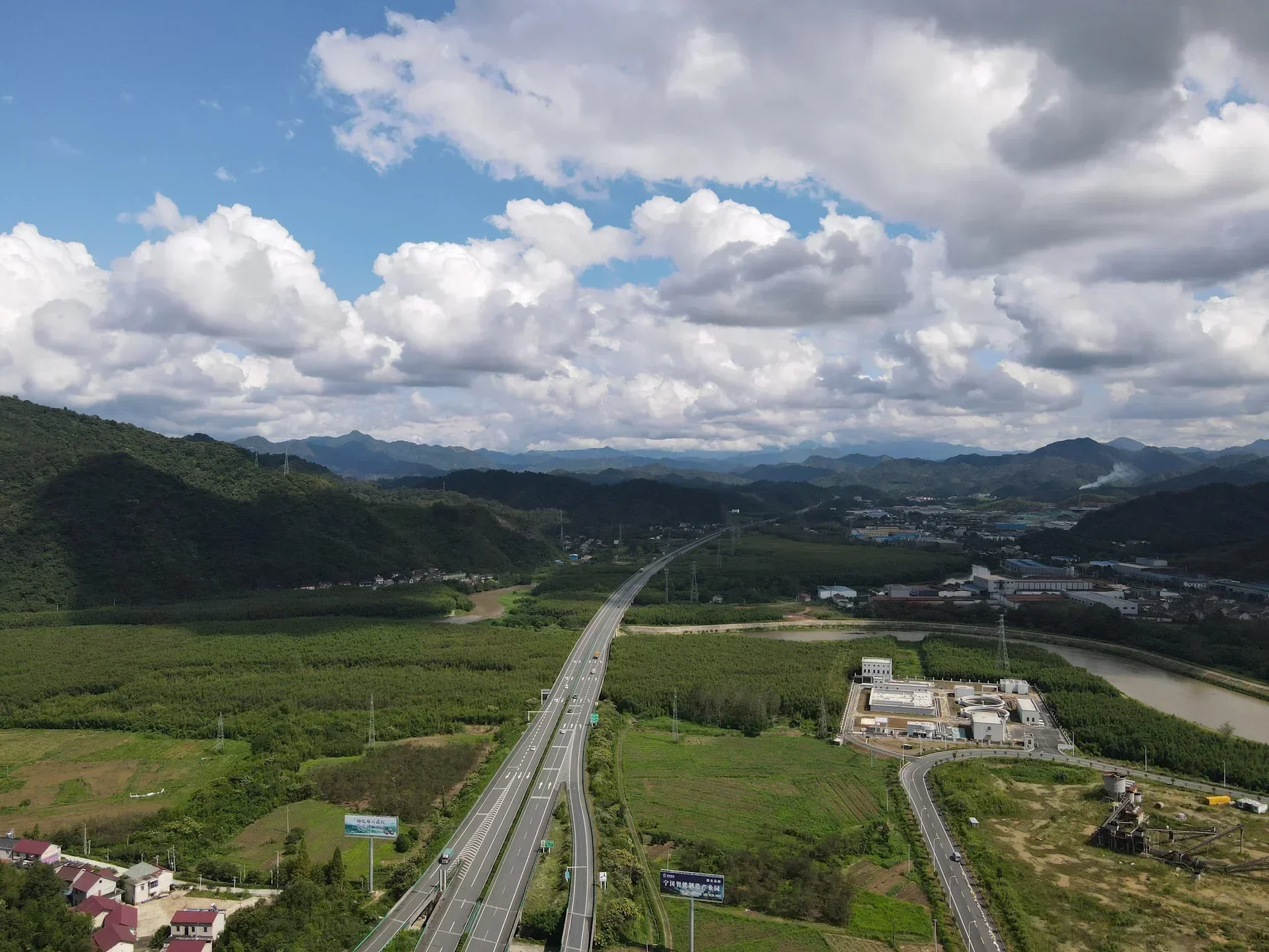 在从安徽即将进入浙江的服务区里