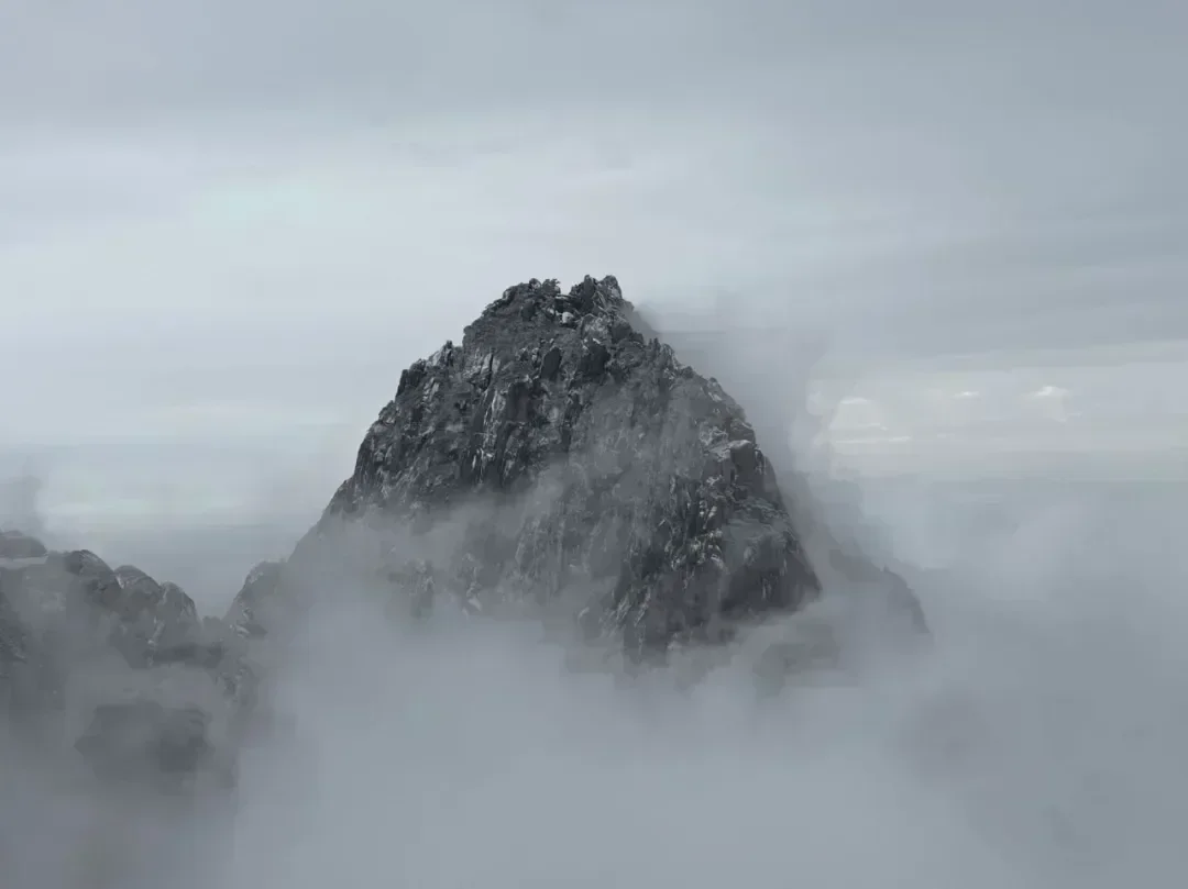 云雾缭绕的山峰