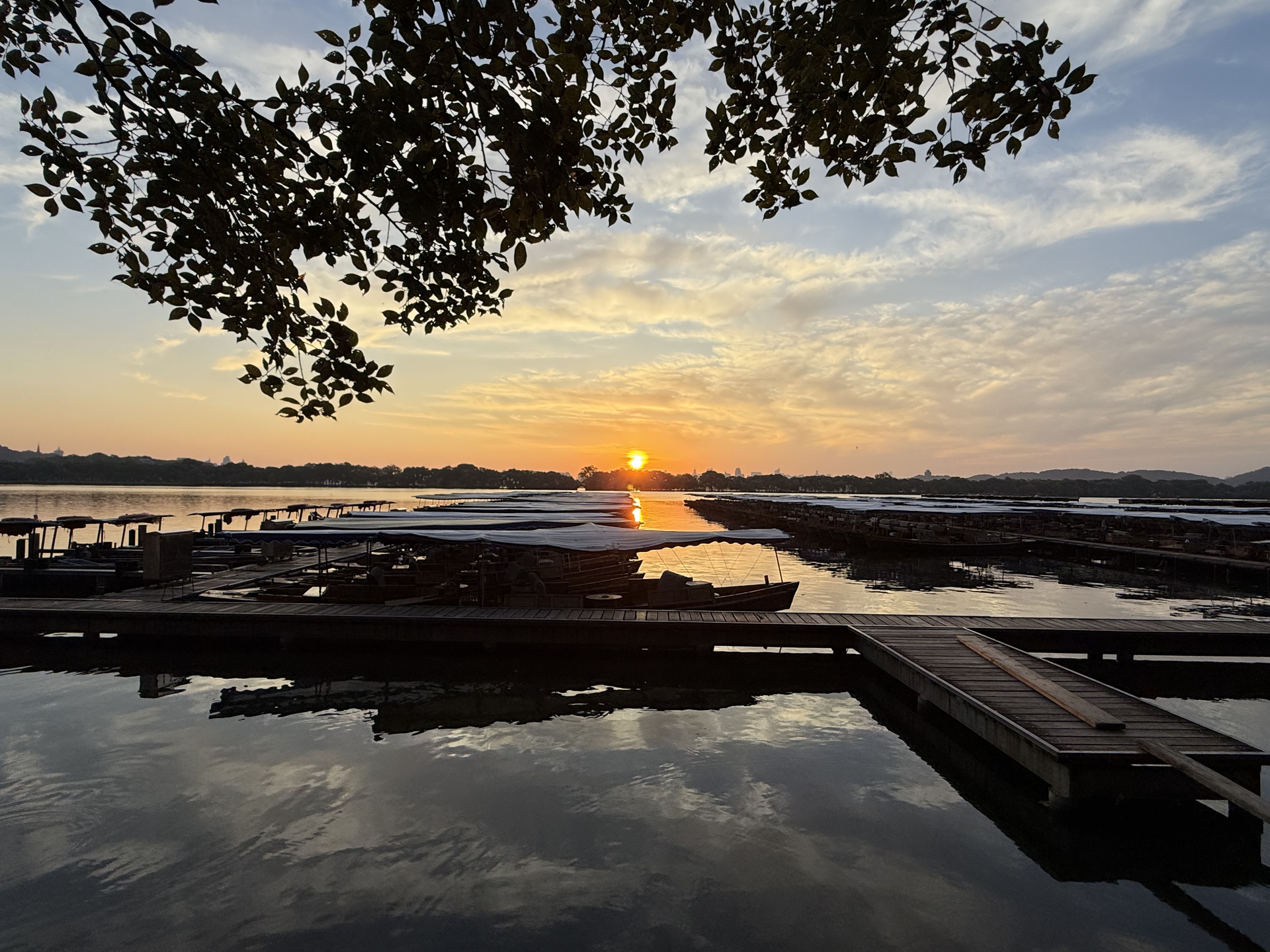 西湖手摇船码头日出