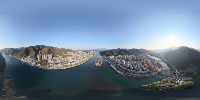 新安江旁的建德市