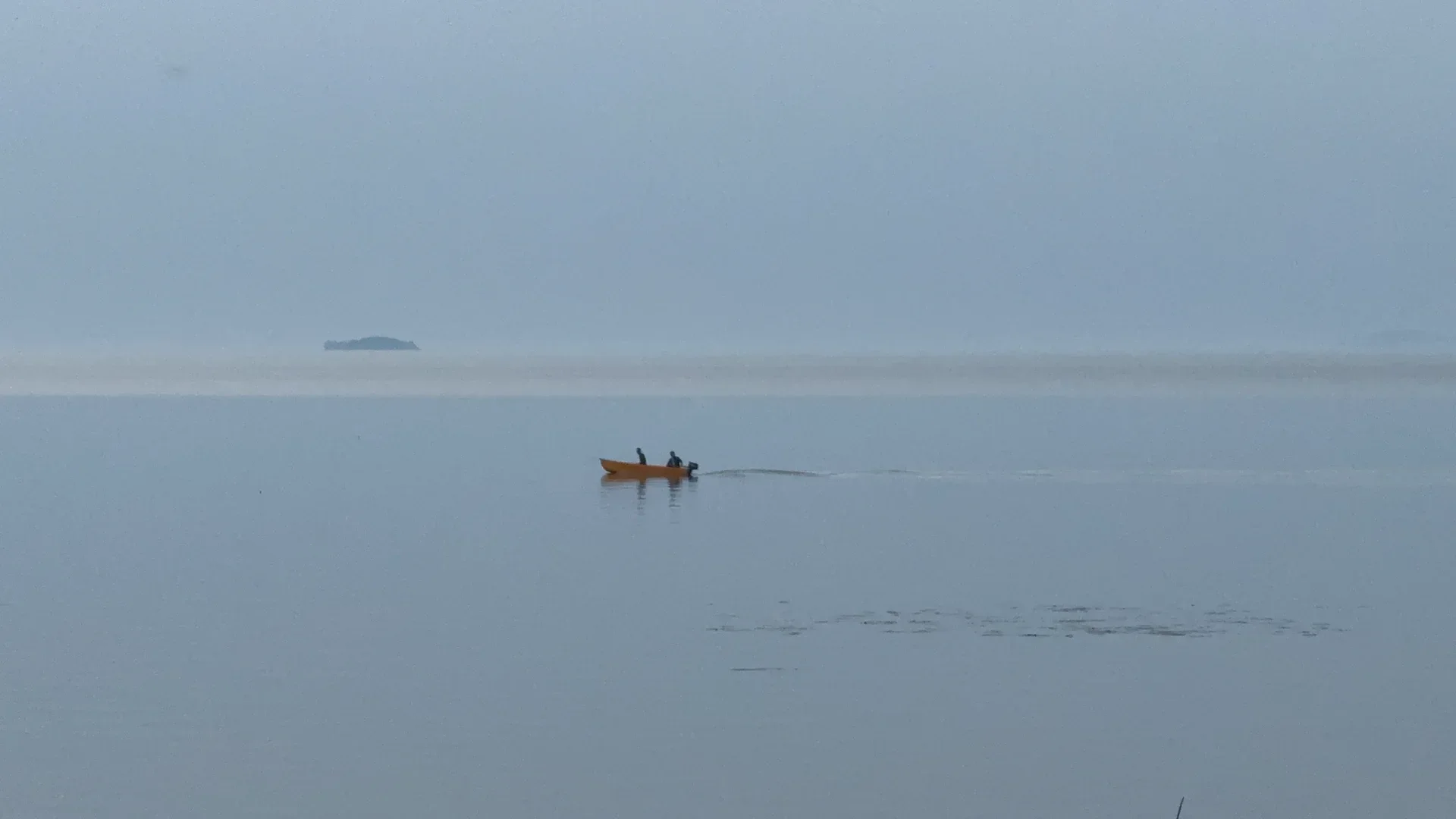 太湖边的钓鱼人